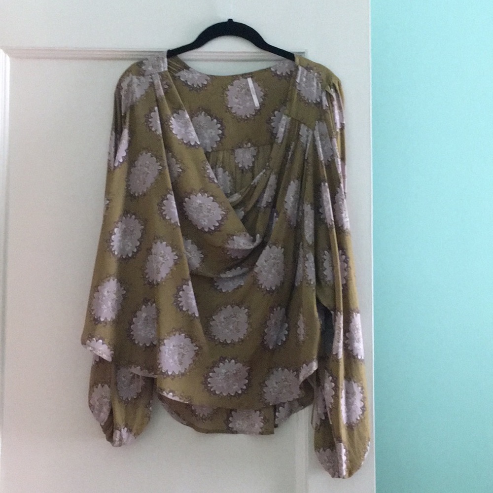 NWOT Free People women’s small long sleeve top.